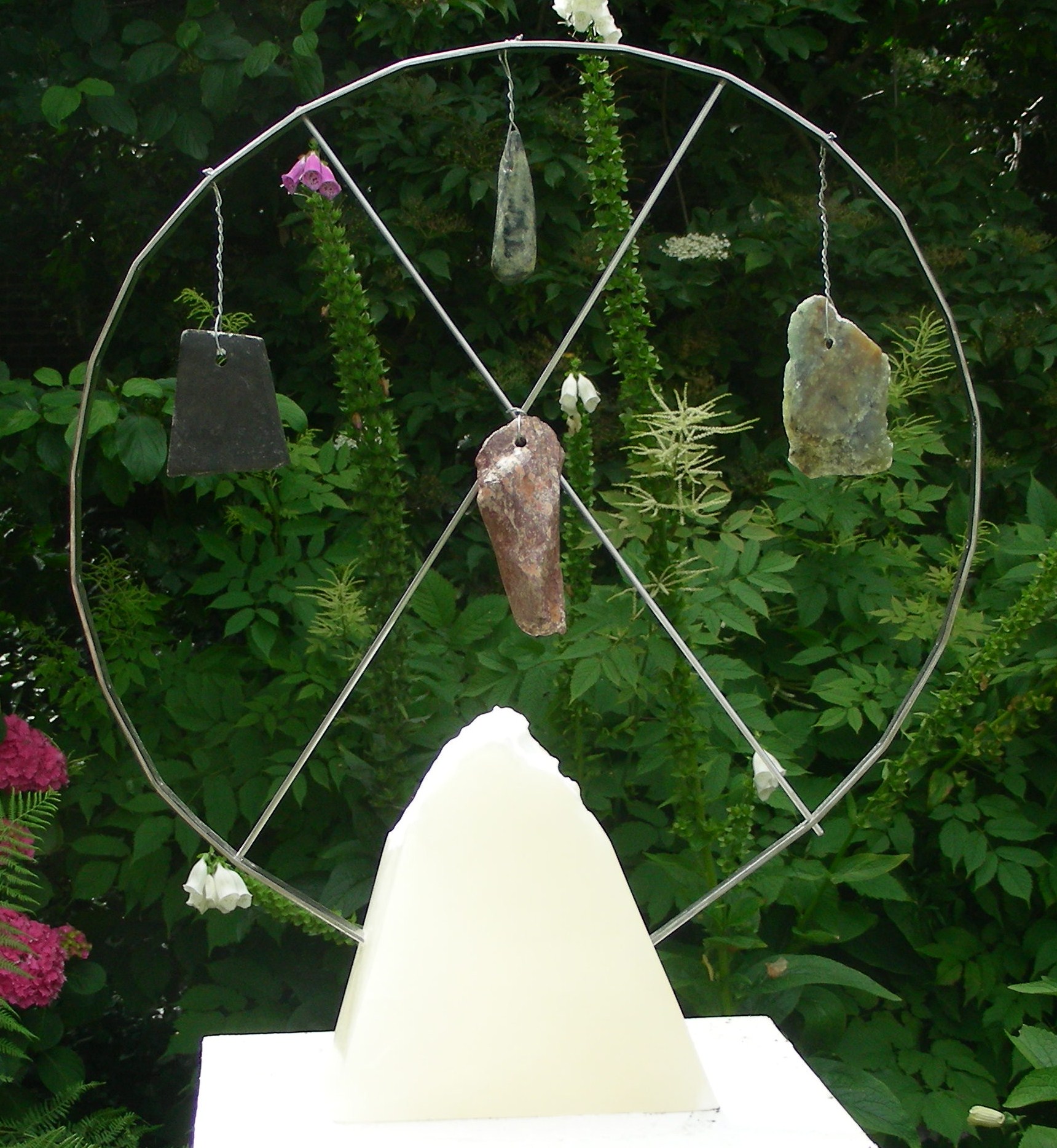 Circle of life. 
materiaal albast, metaal en diverse stenen