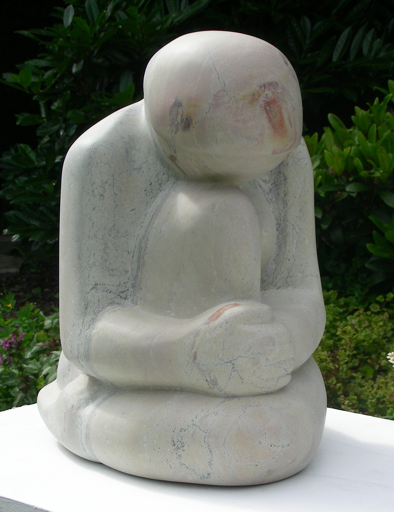 Zittende vrouw. 
materiaal keniaanse speksteen