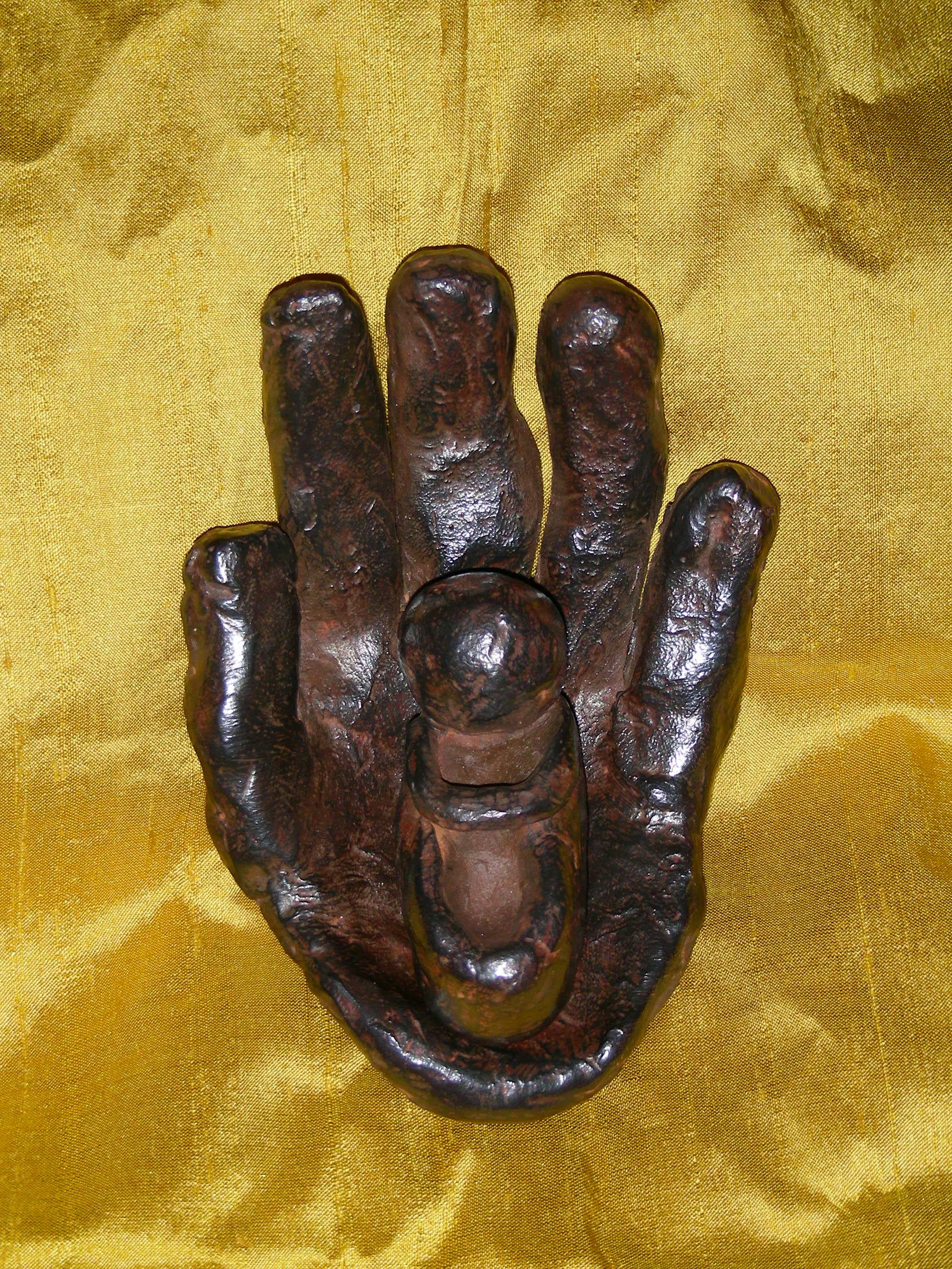 Hand met baby. Hand van Resi
materiaal brons