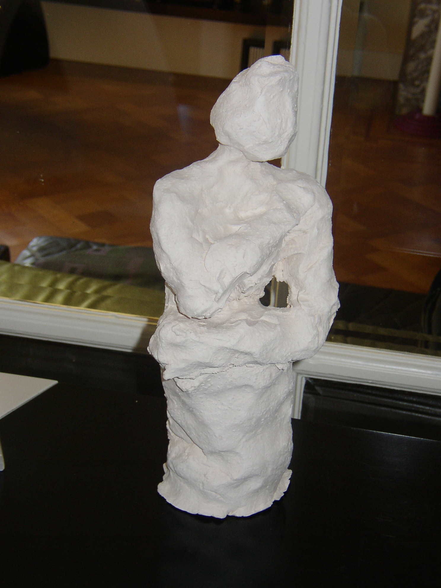 Staande vrouw.
materiaal ongebakken klei