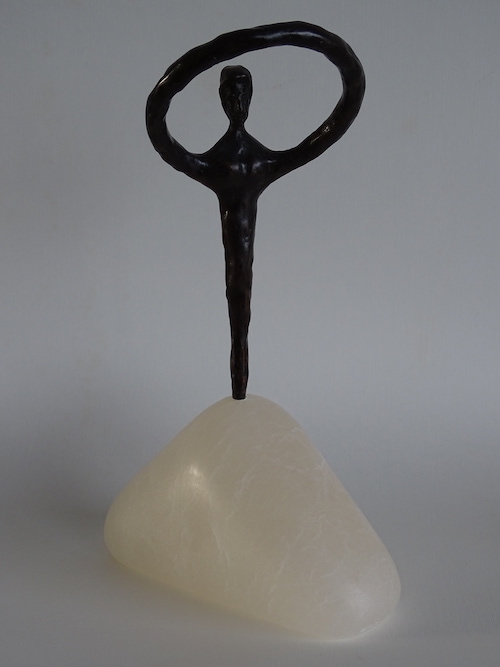 balans
brons op sokkel van albast